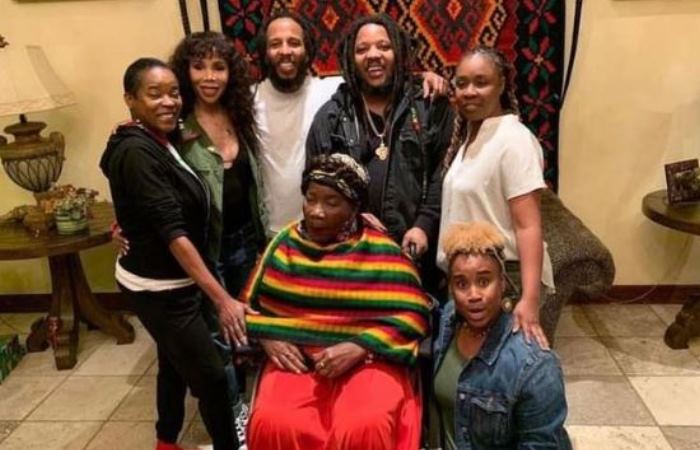 Рита Марли со своими взрослыми детьми