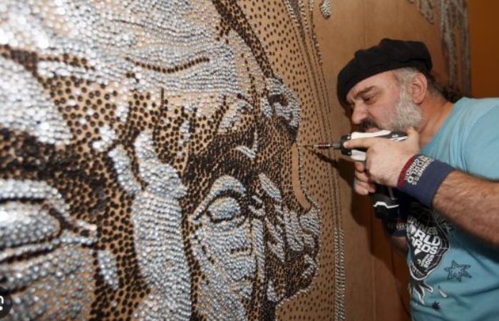 Саймир Страти за работой над портретом Леонардо да Винчи