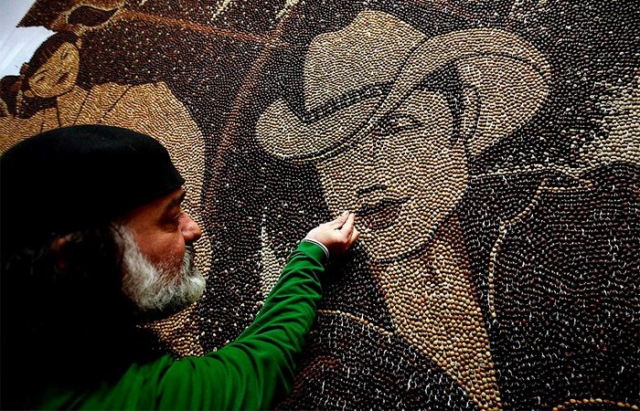 Саймир Страти за работой над мозаикой Один мир, одна семья, один кофе