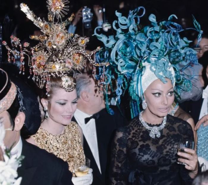 Софи Лорен (справа) на званом ужине в Монте-Карло