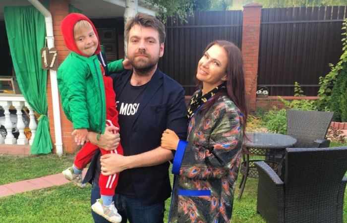 Александр оставил жене загородный дом и предложил совместно заниматься воспитанием сына