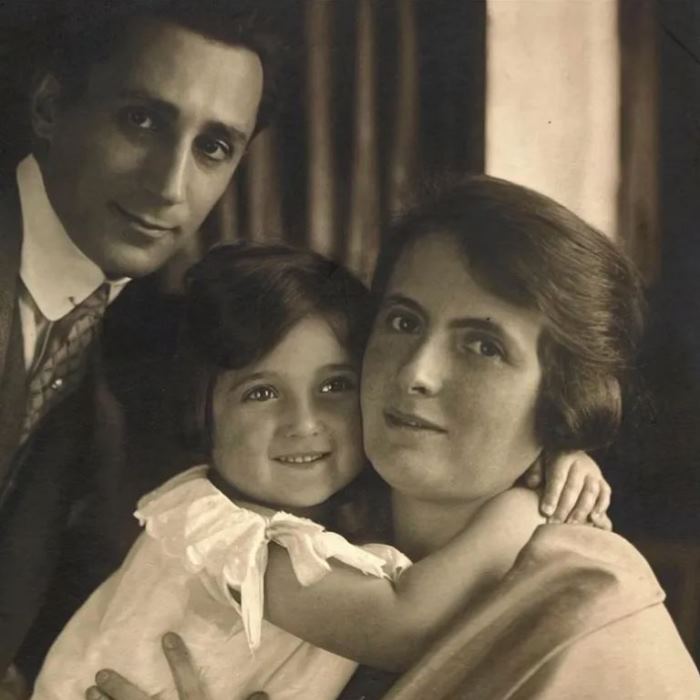 Анита Ласкер в детстве с родителями