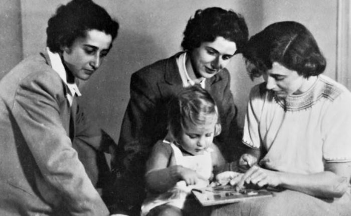 Анита (слева) и ее сестры Марианна и Рената после войны в Лондоне