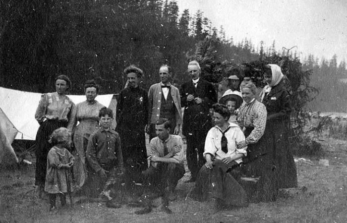 Анна Стронг в окружении своей семьи и друзей Анна Стронг в окружении своей семьи и друзей