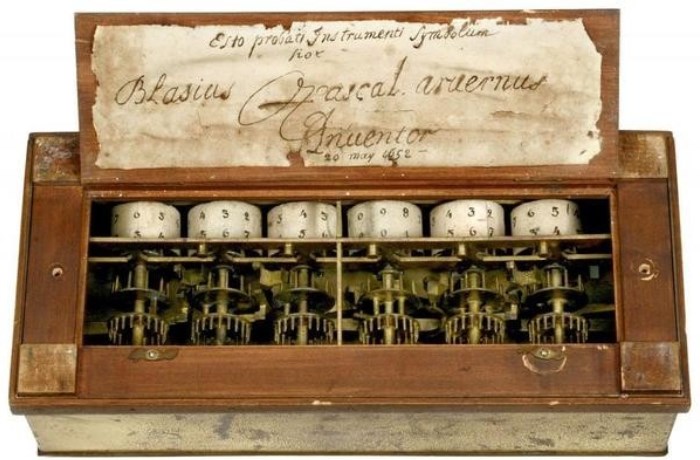 Арифмометр Блеза Паскаля / Фото: homsk.com