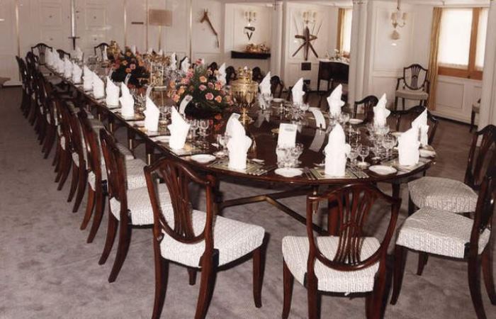 Парадная столовая на королевской яхте Парадная столовая на королевской яхте