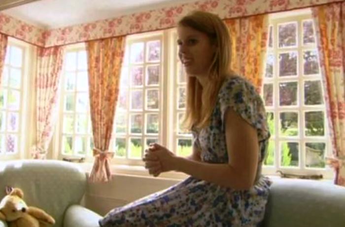 Принцесса Беатрис в кукольном домике после его реставрации