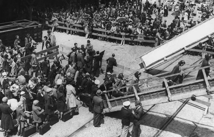 Еврейские беженцы поднимаются на борт парохода, отправляющегося в США / Фото: encyclopedia.ushmm.org