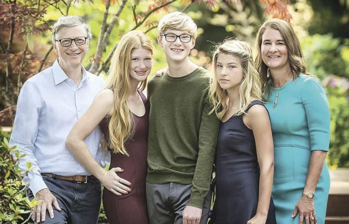 Билл и Мелинда Гейтс со своими детьми