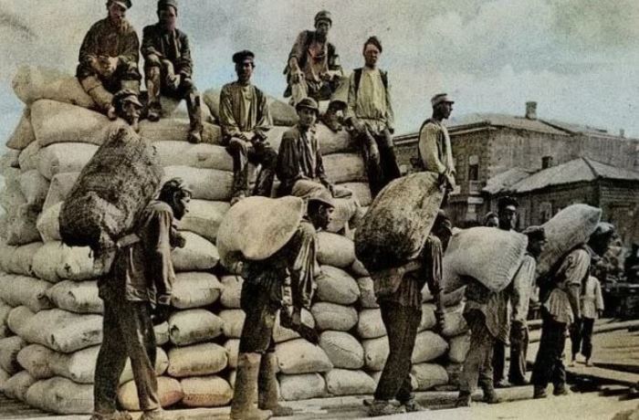 В ХХ веке биндюжниками также стали называть обычных портовых грузчиков В ХХ веке биндюжниками также стали называть обычных портовых грузчиков