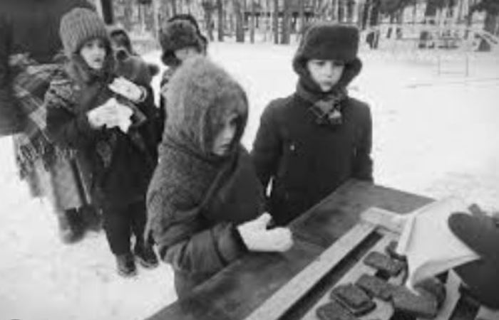 Дети в очереди за хлебом