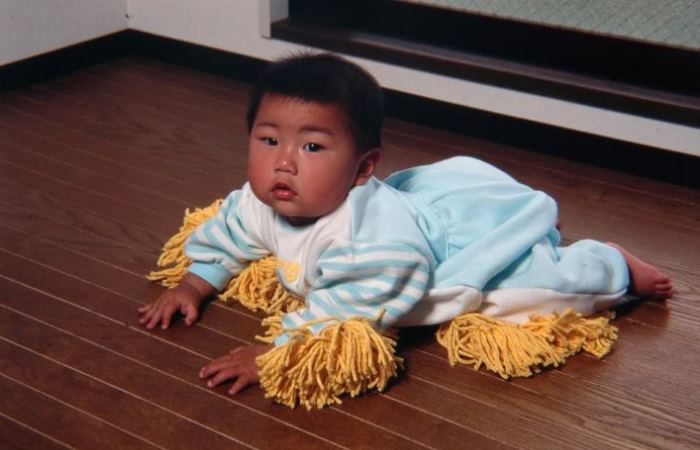 Чиндогу - детский комбинезон, выполняющий функцию швабры