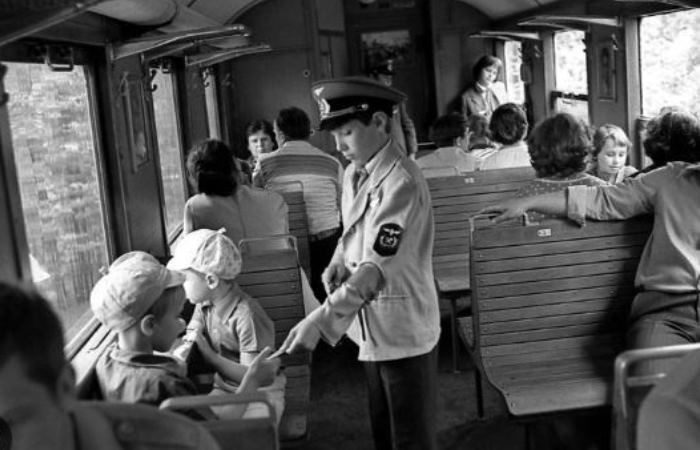 Проверка билетов на детской железной дороге