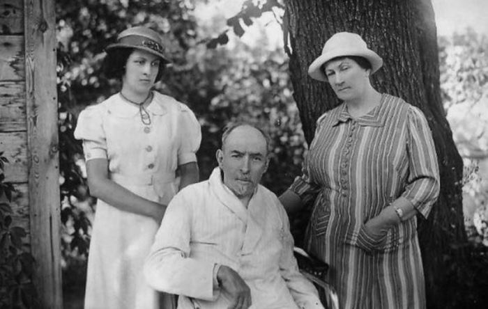 Дмитрий Ульянов с женой и дочерью