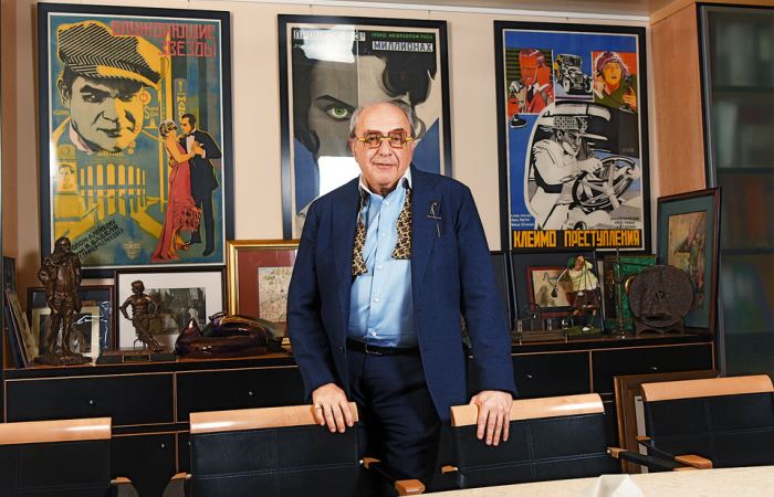 Александр Добровинский в доме во Внуково