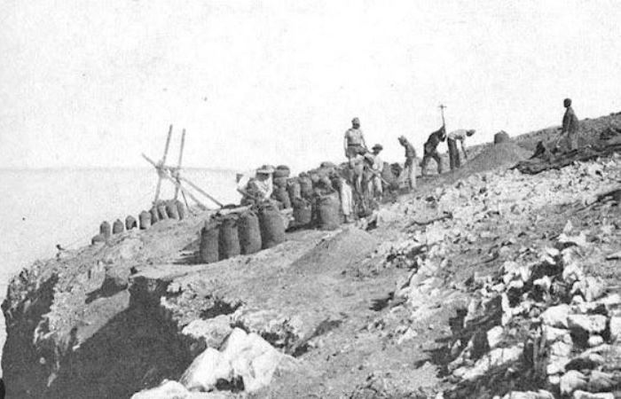 Сначала на острове добывали гуано, но потом это оказалось нерентабельным Сначала на острове добывали гуано, но потом это оказалось нерентабельным