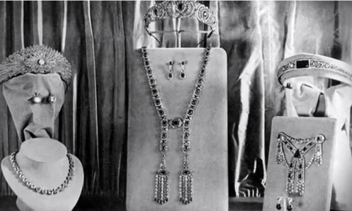 Часть драгоценностей Ирины Юсуповой, найденных под лестницей во дворце