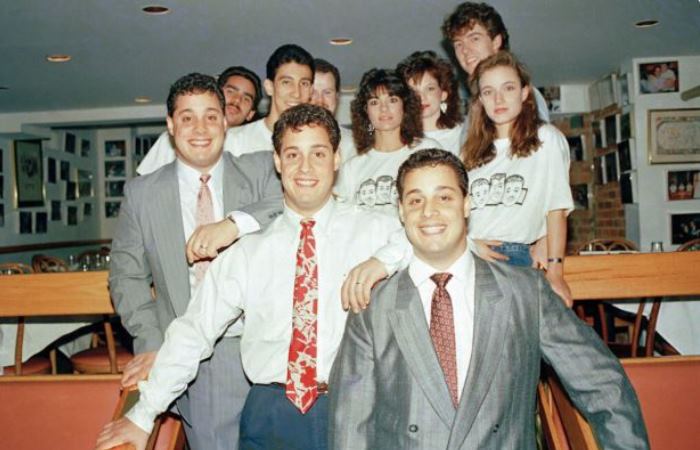 Братья позируют в своем ресторане с сотрудниками