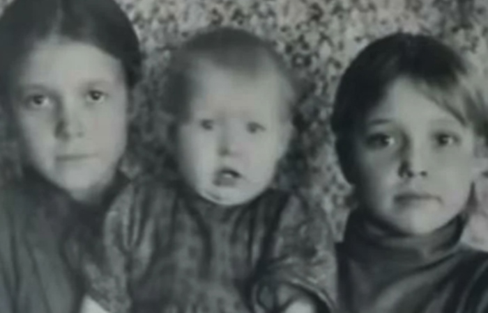 Катя (справа) в детстве с сестрами Катя (справа) в детстве с сестрами