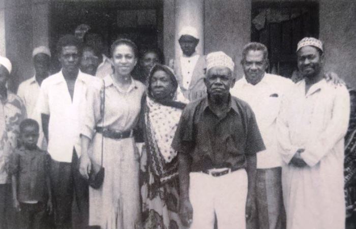 Елена Ханга со своими африканскими родственниками / Фото: familio.media