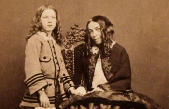 Элизабет Браунинг с сыном / Фото: costumecocktail.com