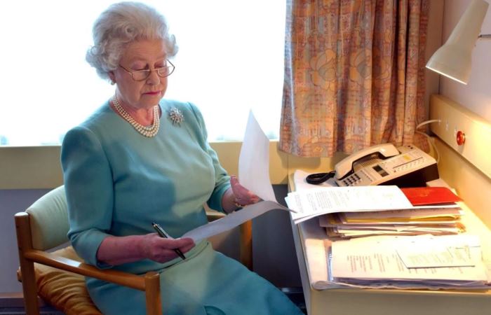 Королева Елизавета в своем рабочем кабинете королевского поезда Королева Елизавета в своем рабочем кабинете королевского поезда