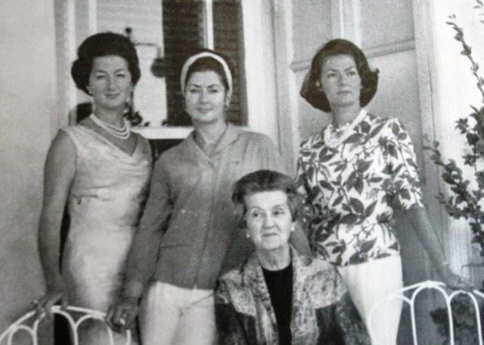 Сабиха Султан с тремя дочерьми: Неслишах Султан - слева