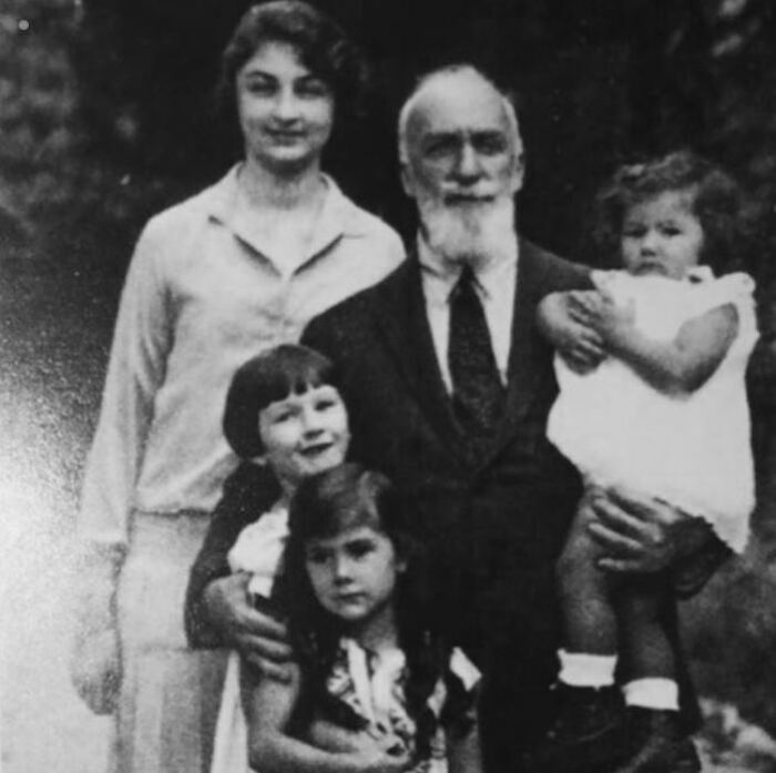 Фатьма Неслишах в детстве с сестрами и родителями