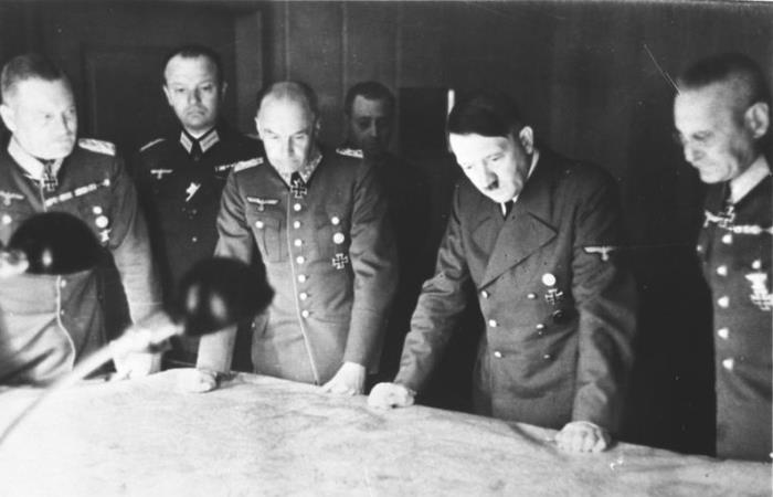 Франц Гальдер в штабе Гитлера (справа)