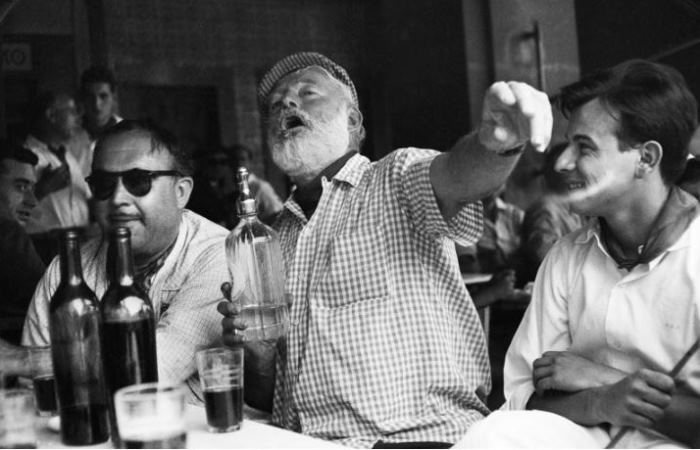 Хемингуэй любил выпить / Фото: hostelsclub.com