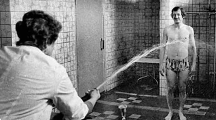 Водные процедуры в вытрезвителе Водные процедуры в вытрезвителе