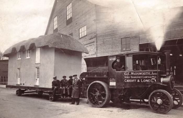 Домик перевозят в парк Виндзор в Беркшир