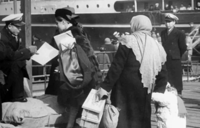 Отъезд русских эмигрантов из России после революции стал массовым явлением