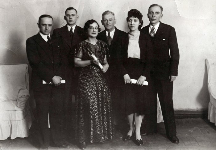 Поэты-эмигранты, жившие в Хабрине:  В. К. Обухов, М. А. Шмейсер, Н. Ильнек, А. И. Несмелов, А. Андреева, А. А. Ачаир.