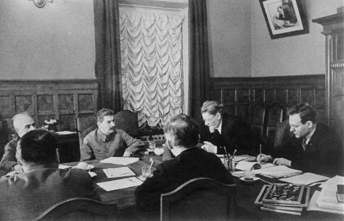 Сталин в своем кабинете в Сенатском Дворце / Фото: topos.memo.ru