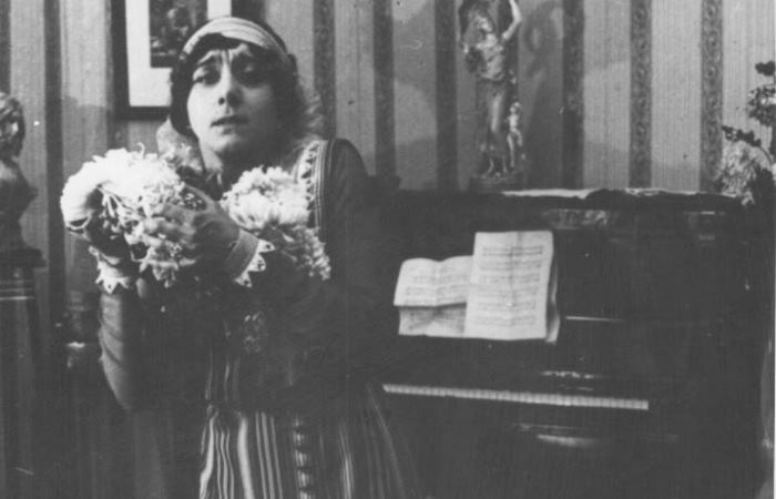Вера Каралли в фильме Хризантемы