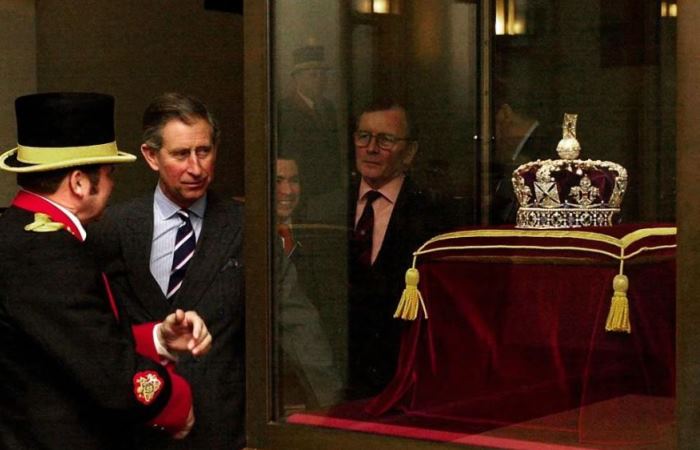 Король Карл III рассматривает корону британской империи с камнем Кохинур