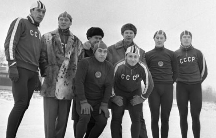 Сборная СССР по конькобежному спорту, Виктор Косичкин второй слева