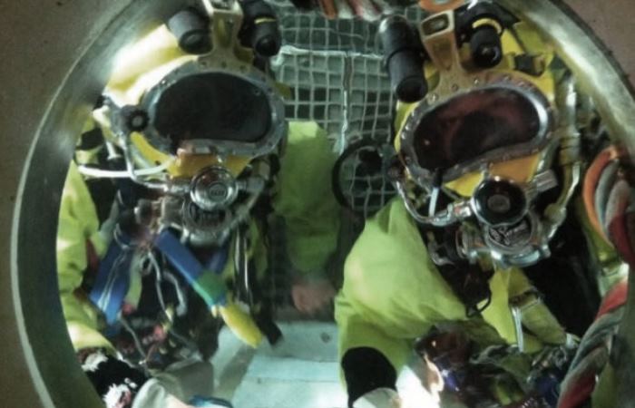 Крис Лемонс и его коллега в водолазном колоколе во время обычной работы Крис Лемонс и его коллега в водолазном колоколе во время обычной работы