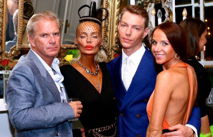 Кристина Сысоева с Джайлзом Маккеем и друзьями