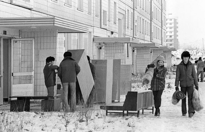 В 1950-х годах в СССР началось масштабное строительство многоквартирных домов, и многие семьи  получили отдельные квартиры