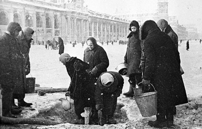 Очередь за водой на улицах блокадного Ленинграда
