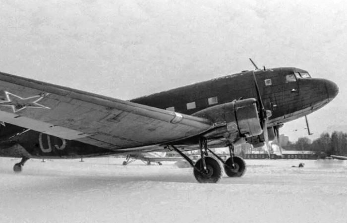 Военный самолет Ли-2