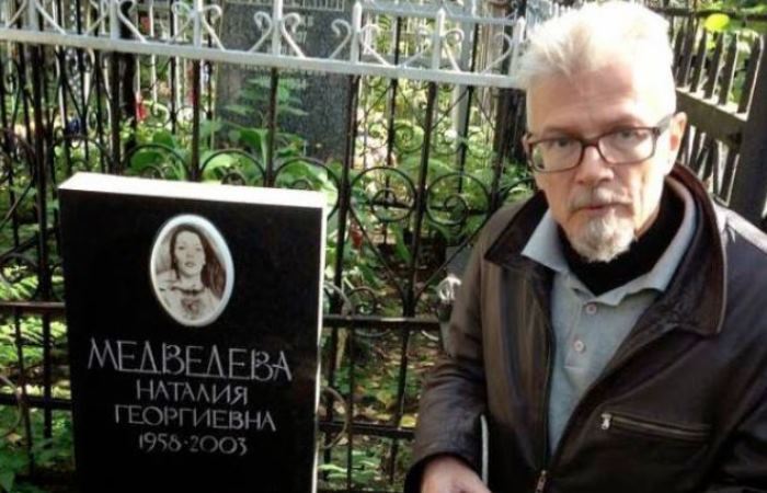 Эдуард Лимонов на могиле жены Эдуард Лимонов на могиле жены