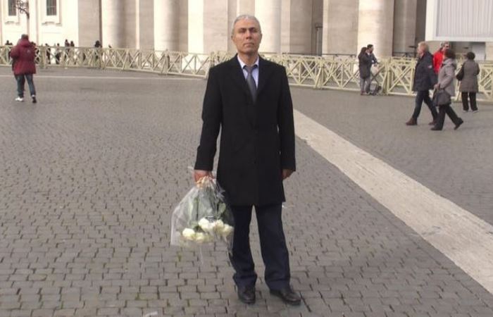 Мехмет Али Агджа пришел на могилу Папы Иоанна Павла II / Фото: teachron.livejournal.com