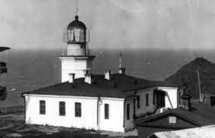 Маяк на мысе Жонкиер