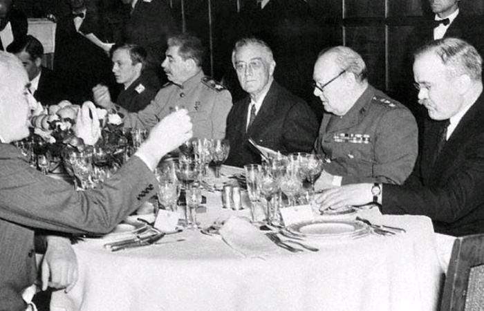 Сталин не любил есть один, с ним за столом во время обеда всегда находилось 10-12 человек / Фото: kp.ru