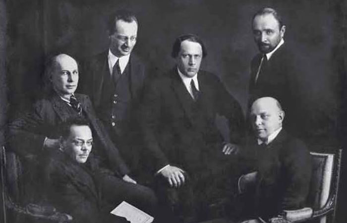 Русские писатели в Берлине: сидят А. Ремизов и А. Ященко; Стоят: А. Белый, Б. Пильняк, А. Толстой, И. Соколов-Микитов. 1922 год