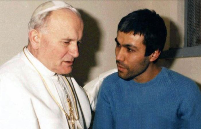 Папа беседует со своим несостоявшимся убийцей в тюремной камере / Фото: graniru.org