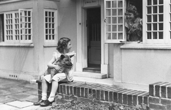 Принцесса Елизавета и принцесса Маргарет возле своего маленького домика